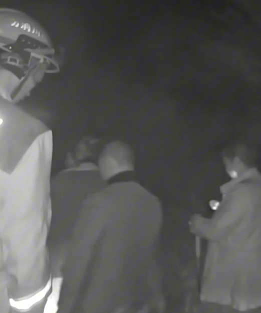 多人进山捡菌被困 民警消防员搜山3小时救回 多人进山捡菌被困 民警消防员搜山3小时救回