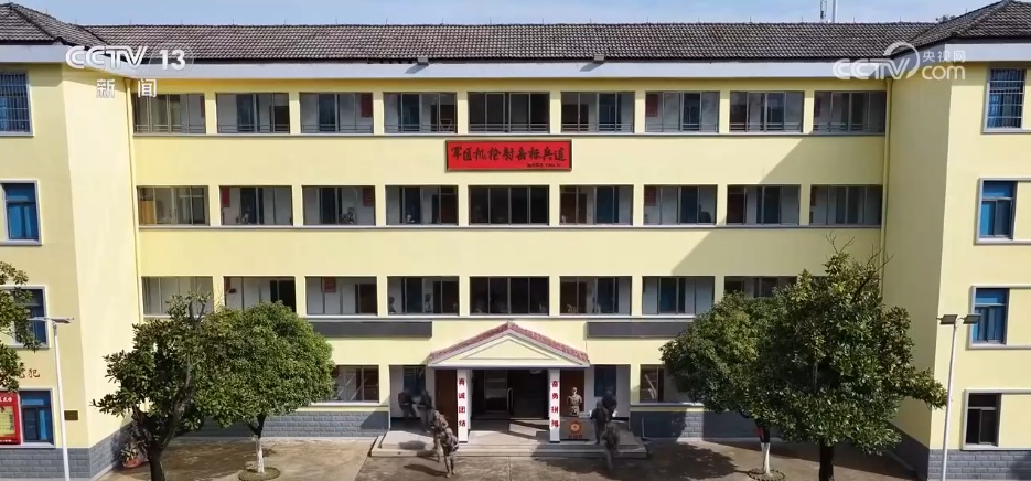 人民子弟兵以坚守为祖国庆生 用实际行动守护万家团圆 人民子弟兵以坚守为祖国庆生 用实际行动守护万家团圆
