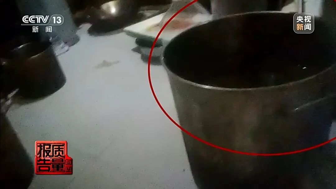 触目惊心!“商家榜”第1名的麻辣香锅外卖,后厨油污堆积、黑老鼠乱窜! 触目惊心!“商家榜”第1名的麻辣香锅外卖,后厨油污堆积、黑老鼠乱窜!