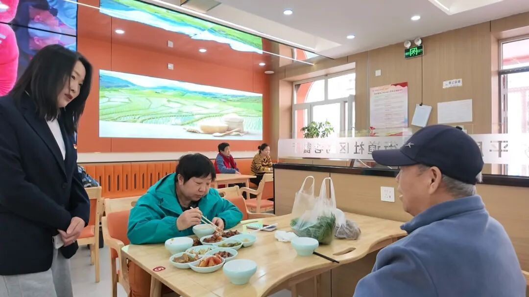 国庆假期社区助老餐厅“不打烊”:一碗热饭菜暖了居民的长假 国庆假期社区助老餐厅“不打烊”:一碗热饭菜暖了居民的长假