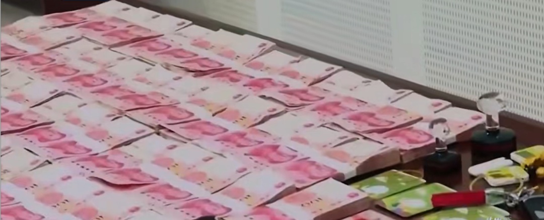 央视披露:缅北电诈头目,巨额现金多到发霉,经常在房顶和院子里晒钱,成为当地一景 央视披露:缅北电诈头目,巨额现金多到发霉,经常在房顶和院子里晒钱,成为当地一景