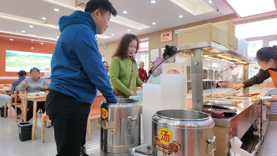 国庆假期社区助老餐厅“不打烊”:一碗热饭菜暖了居民的长假 国庆假期社区助老餐厅“不打烊”:一碗热饭菜暖了居民的长假