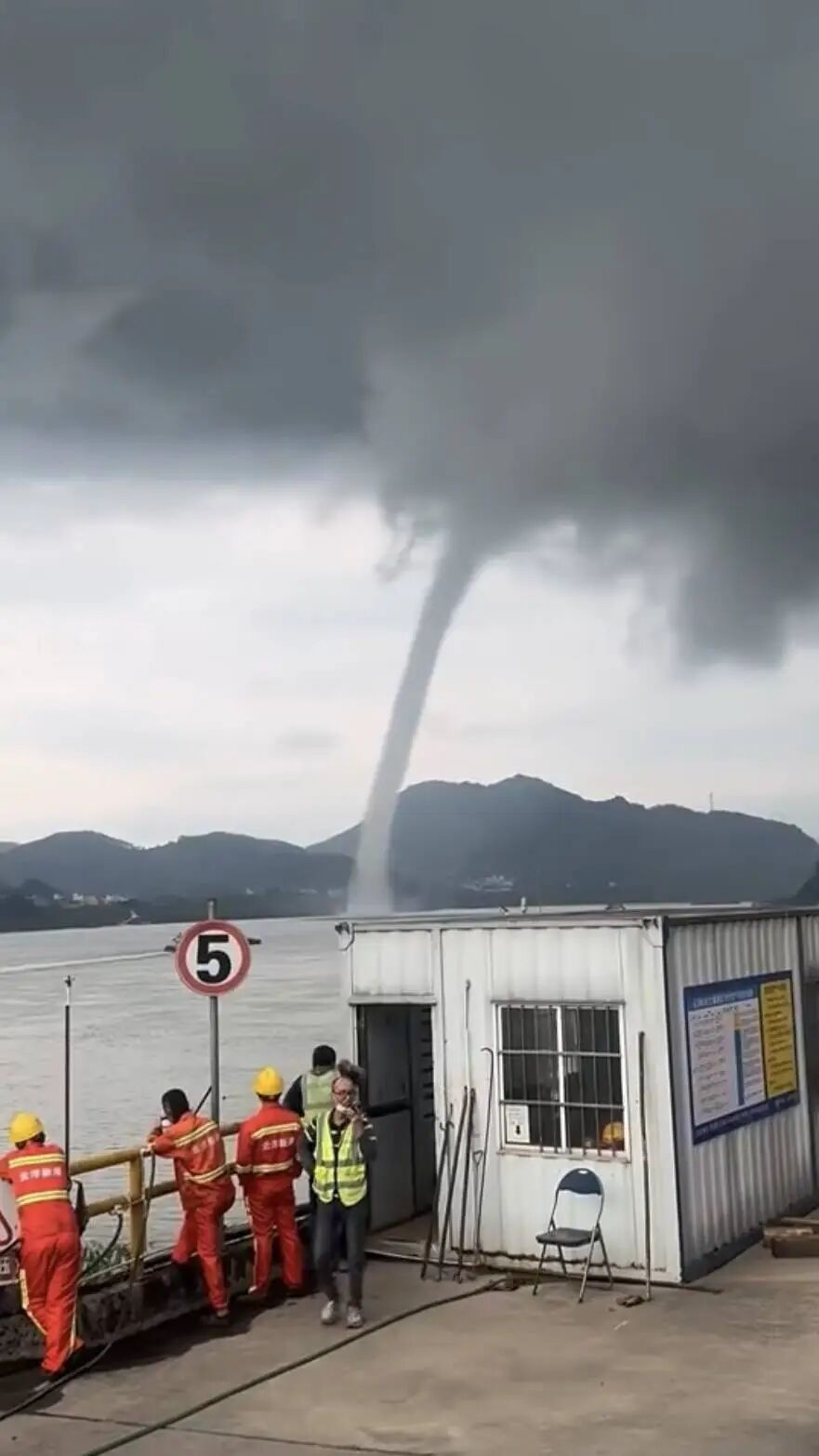 罕见!华南一天两地现“龙吸水”奇观 罕见!华南一天两地现“龙吸水”奇观