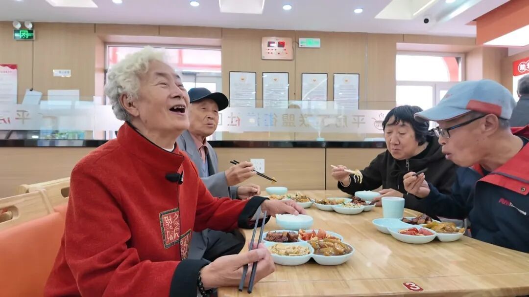 国庆假期社区助老餐厅“不打烊”:一碗热饭菜暖了居民的长假 国庆假期社区助老餐厅“不打烊”:一碗热饭菜暖了居民的长假