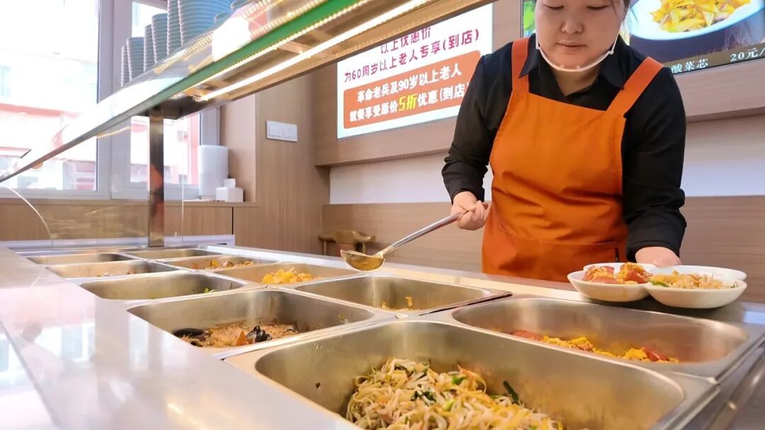 国庆假期社区助老餐厅“不打烊”:一碗热饭菜暖了居民的长假 国庆假期社区助老餐厅“不打烊”:一碗热饭菜暖了居民的长假