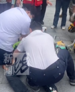 上海一中年男子突然倒地,心跳停止!多名路人冲过去接力!医生感慨:功劳是他们的 上海一中年男子突然倒地,心跳停止!多名路人冲过去接力!医生感慨:功劳是他们的