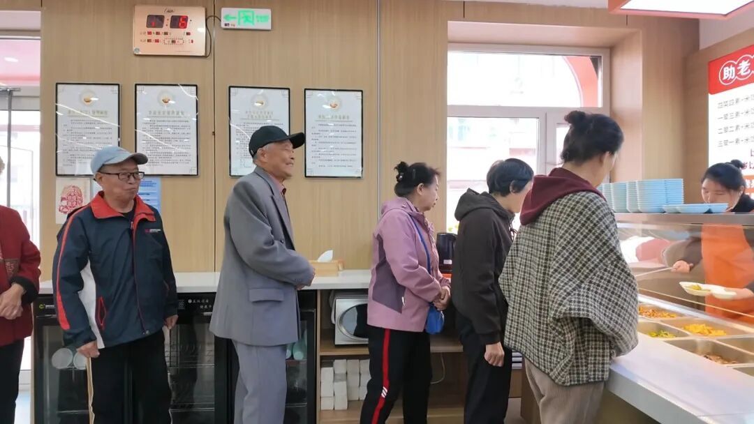 国庆假期社区助老餐厅“不打烊”:一碗热饭菜暖了居民的长假 国庆假期社区助老餐厅“不打烊”:一碗热饭菜暖了居民的长假