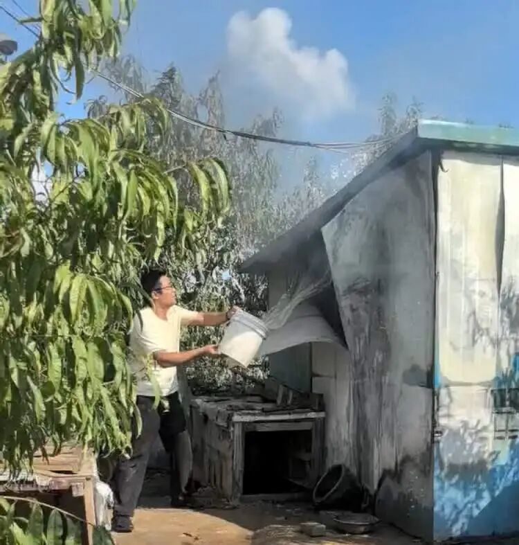 上海消防员休假途中遇火情,第一时间冲上前,上演“教科书式”处置! 上海消防员休假途中遇火情,第一时间冲上前,上演“教科书式”处置!