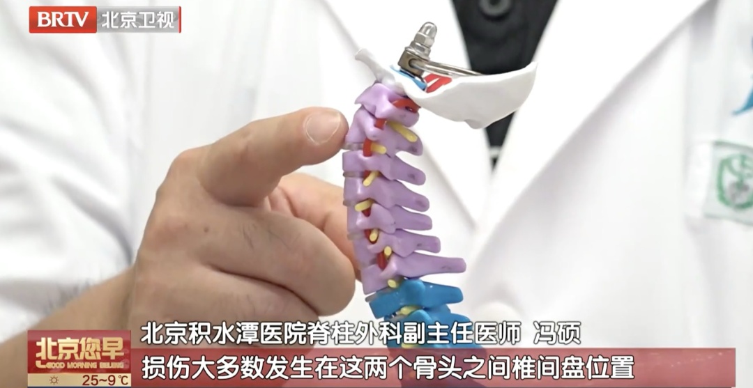 一个小习惯，可能让你的颈椎“亮红灯” ！有人已经进了手术室