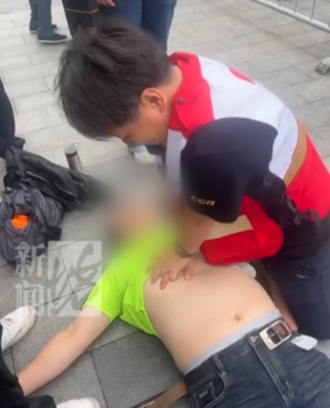 上海一中年男子突然倒地,心跳停止!多名路人冲过去接力!医生感慨:功劳是他们的 上海一中年男子突然倒地,心跳停止!多名路人冲过去接力!医生感慨:功劳是他们的
