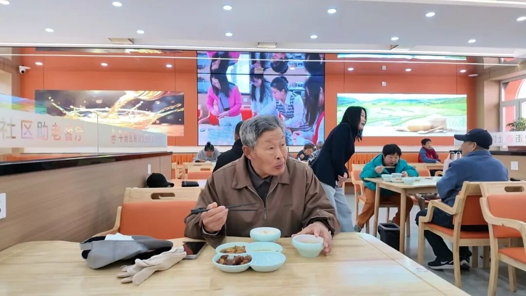 国庆假期社区助老餐厅“不打烊”:一碗热饭菜暖了居民的长假 国庆假期社区助老餐厅“不打烊”:一碗热饭菜暖了居民的长假