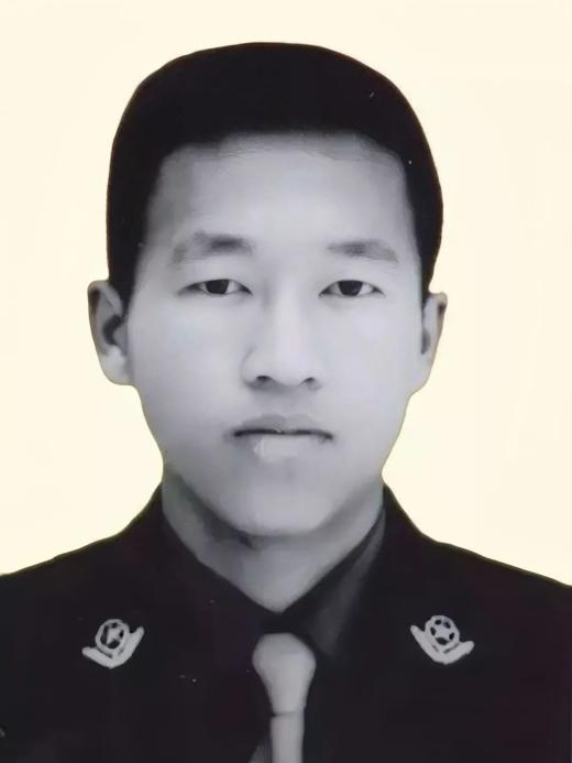 他牺牲时妻子怀孕4个月,如今女儿走进了他的母校 他牺牲时妻子怀孕4个月,如今女儿走进了他的母校