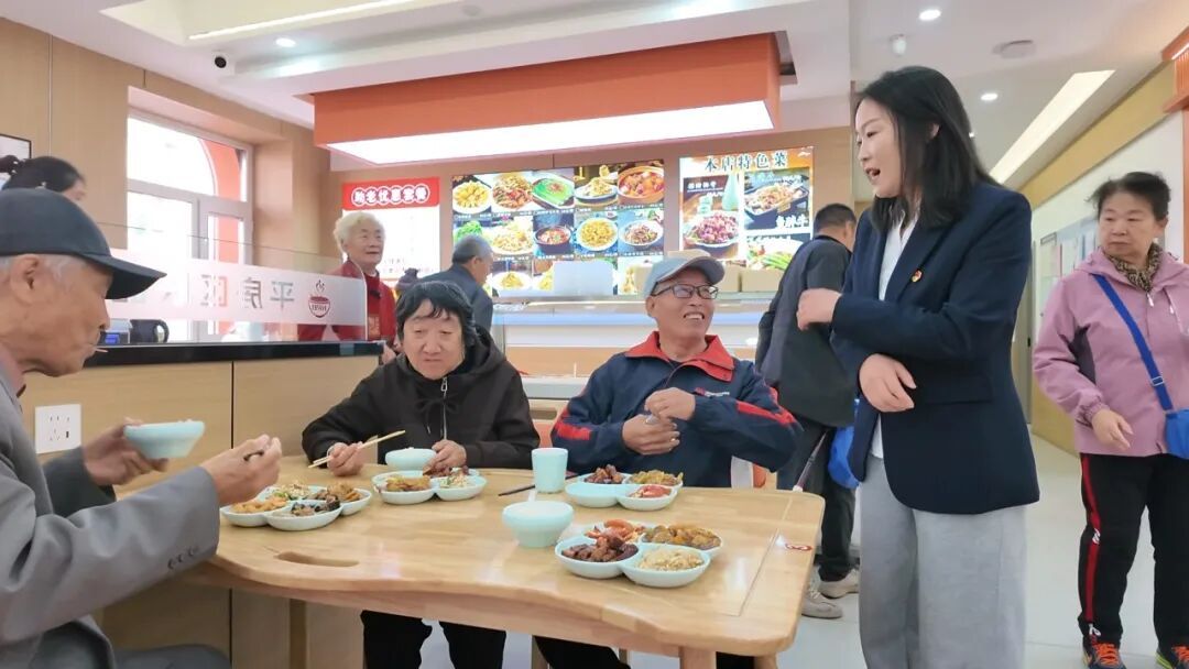 国庆假期社区助老餐厅“不打烊”:一碗热饭菜暖了居民的长假 国庆假期社区助老餐厅“不打烊”:一碗热饭菜暖了居民的长假