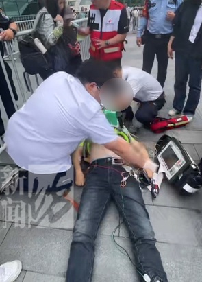 上海一中年男子突然倒地,心跳停止!多名路人冲过去接力!医生感慨:功劳是他们的 上海一中年男子突然倒地,心跳停止!多名路人冲过去接力!医生感慨:功劳是他们的