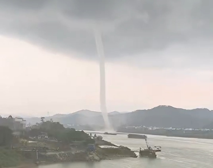 场面震撼!广东一地出现罕见“龙吸水” 场面震撼!广东一地出现罕见“龙吸水”