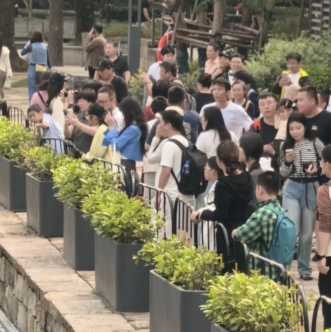 “有人等一个多小时,只为了看我一眼” “有人等一个多小时,只为了看我一眼”