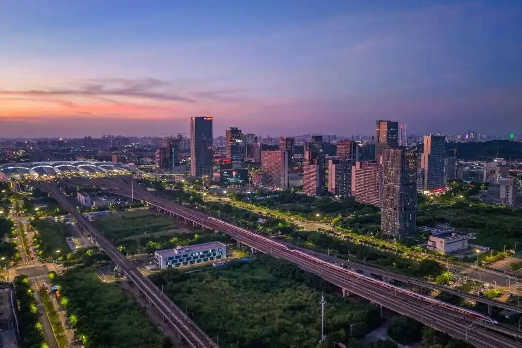 广州南站冲上热搜！网友：“把高铁当地铁开”