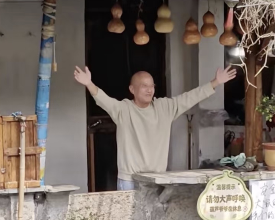 “有人等一个多小时,只为了看我一眼” “有人等一个多小时,只为了看我一眼”
