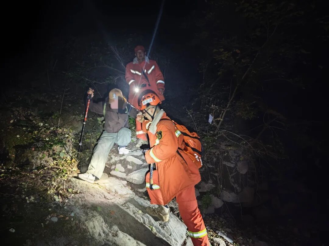 一家三口徒步“老龙窝”迷路被困 门头沟消防连夜成功营救 一家三口徒步“老龙窝”迷路被困 门头沟消防连夜成功营救
