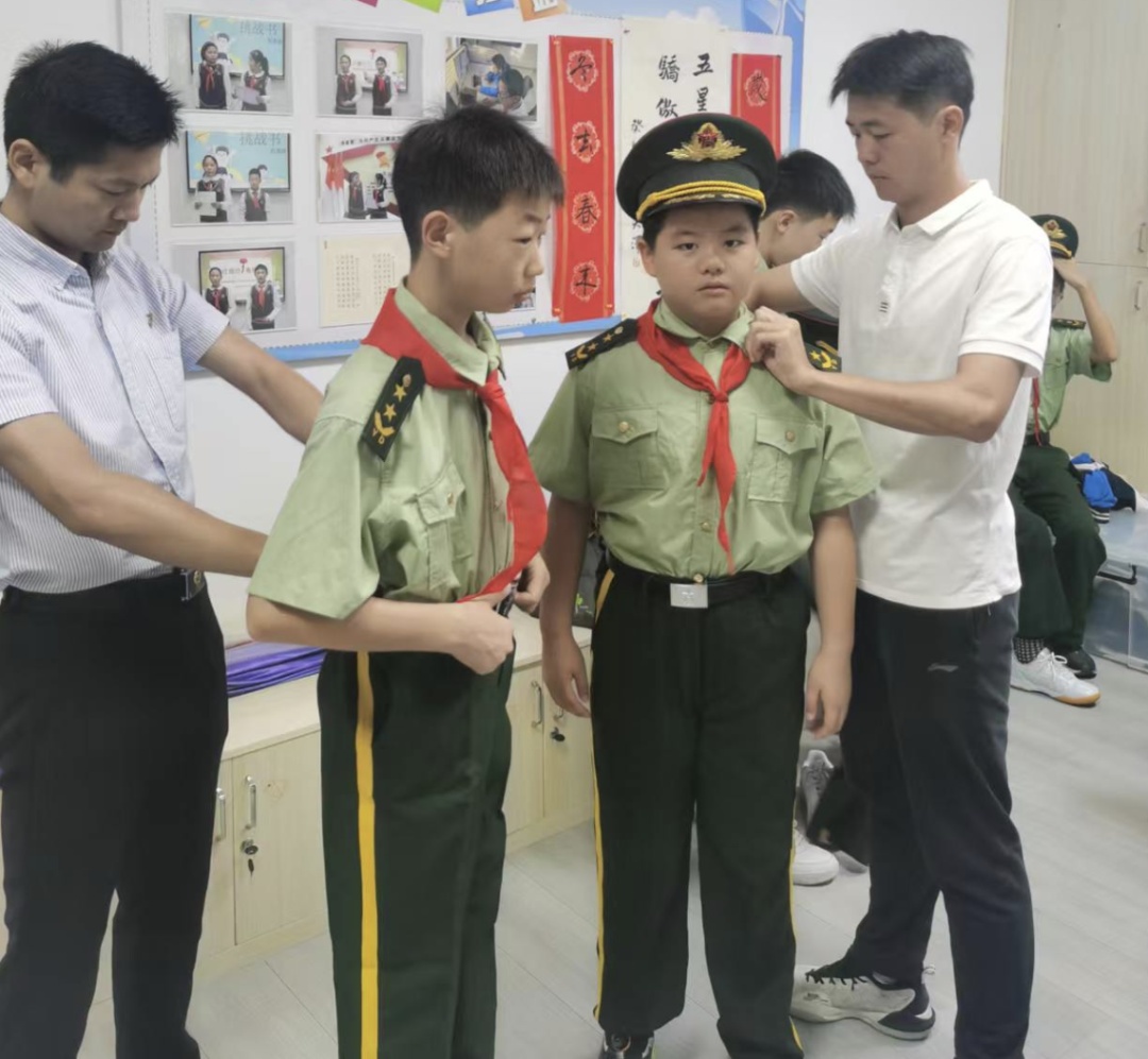 26岁小伙在校园训练国旗班,当事人:我想让这帮孩子明白什么是真正的挺拔 26岁小伙在校园训练国旗班,当事人:我想让这帮孩子明白什么是真正的挺拔