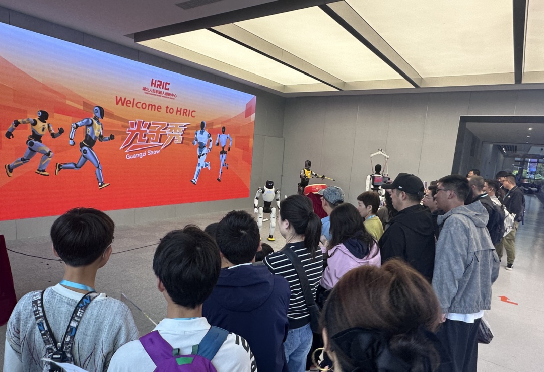 武汉这里一天涌入2万人！很多人带着孩子直奔过来，“感觉太酷了”