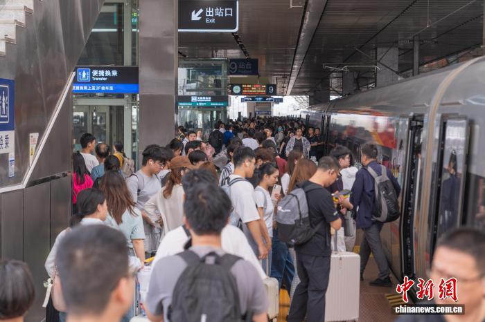 国铁广州局迎来返程小高峰 假期第六天预计送客逾283万人次 国铁广州局迎来返程小高峰 假期第六天预计送客逾283万人次