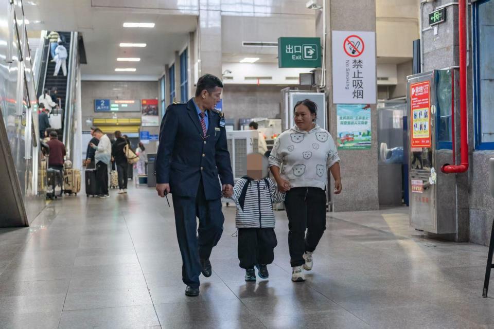 丢个垃圾的功夫孩子不见了,岳阳火车站20分钟寻回4岁走失男童 丢个垃圾的功夫孩子不见了,岳阳火车站20分钟寻回4岁走失男童