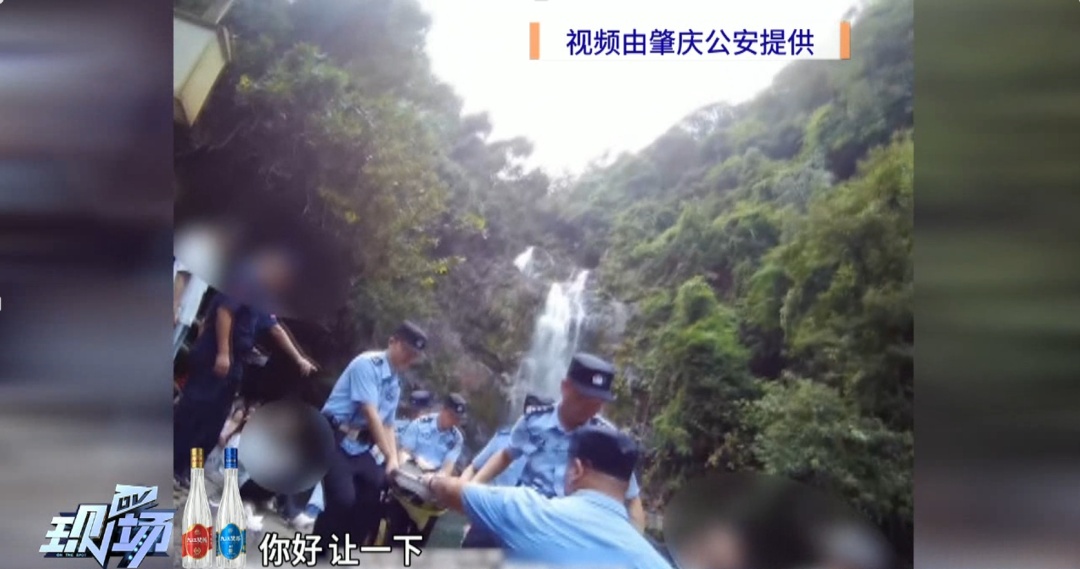 国庆假期一女子爬山扭伤腿部，民警、安保人员化身“搬运工”