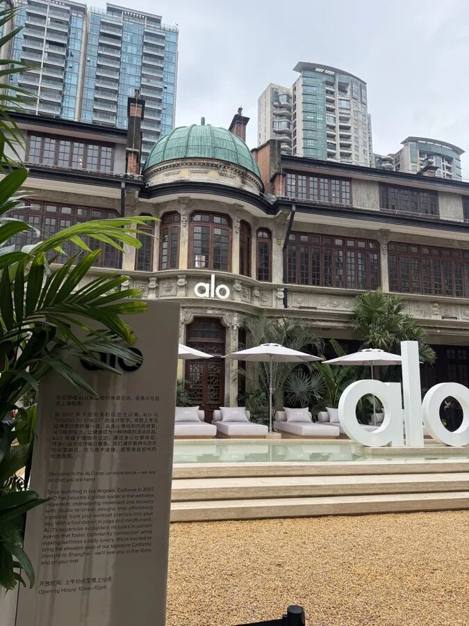 上海又又又排队!印尼一家四口5分钟清空两层货架;新店排队2小时入场,“懂经”的直奔试衣间 上海又又又排队!印尼一家四口5分钟清空两层货架;新店排队2小时入场,“懂经”的直奔试衣间