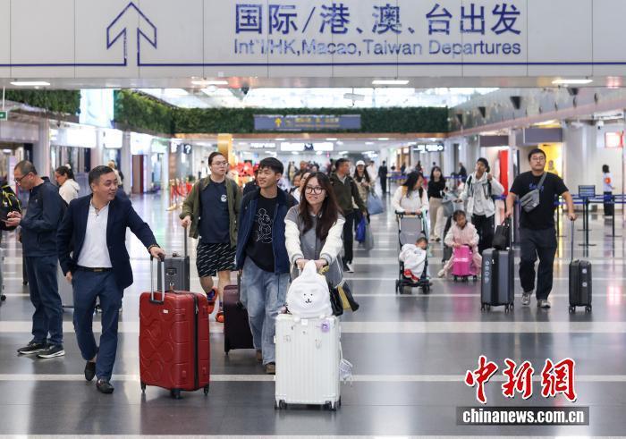 国庆假期出境游升温 外媒：中国释放旅游市场活力与消费潜力