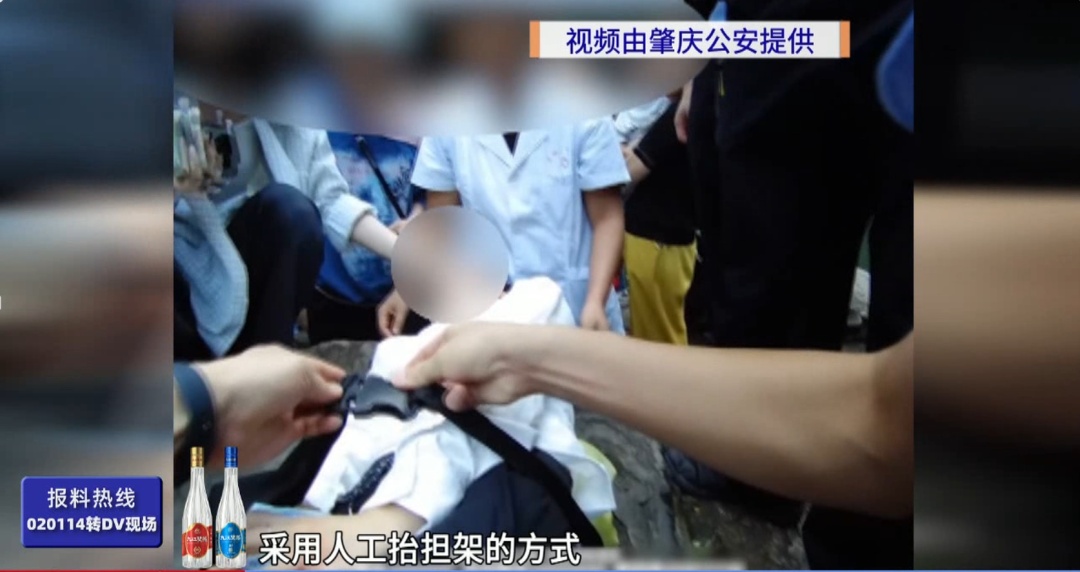 国庆假期一女子爬山扭伤腿部，民警、安保人员化身“搬运工”