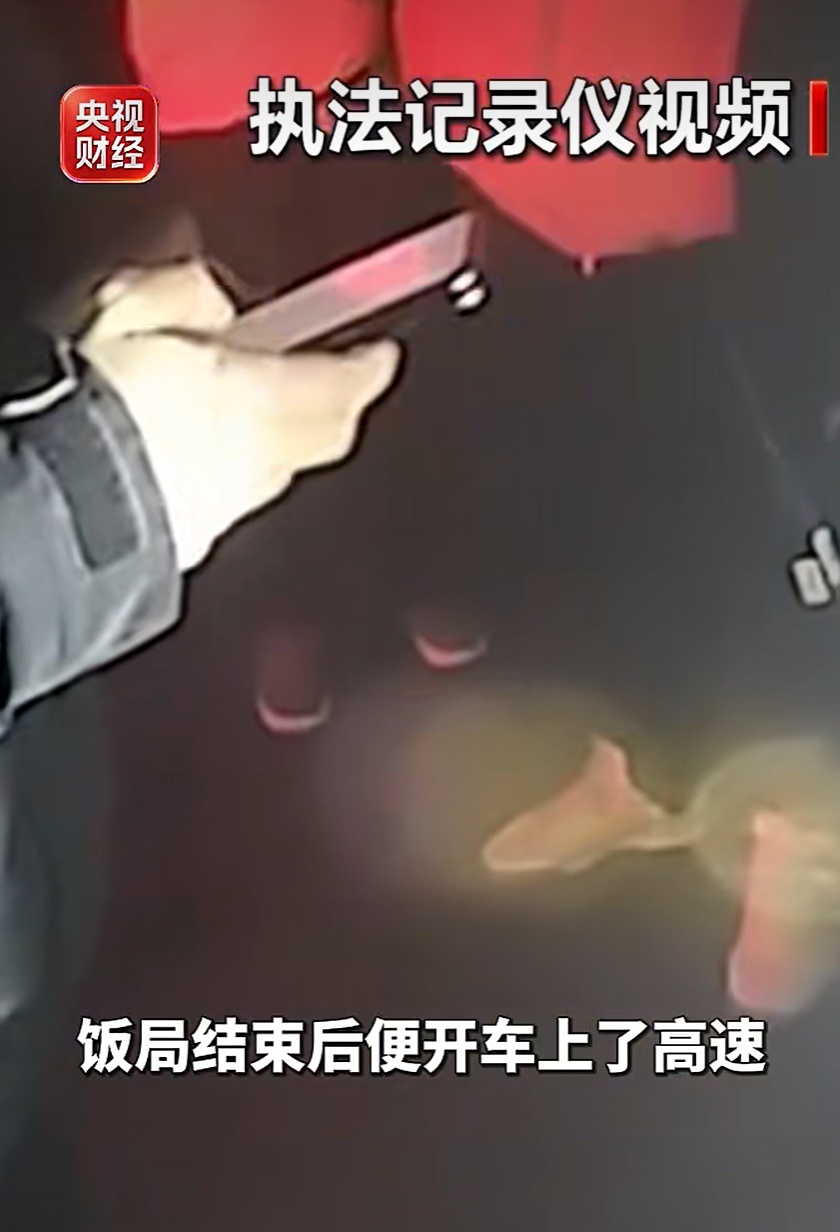 太危险！男子喝一斤白酒后开智驾，车停高速中间人已昏睡…