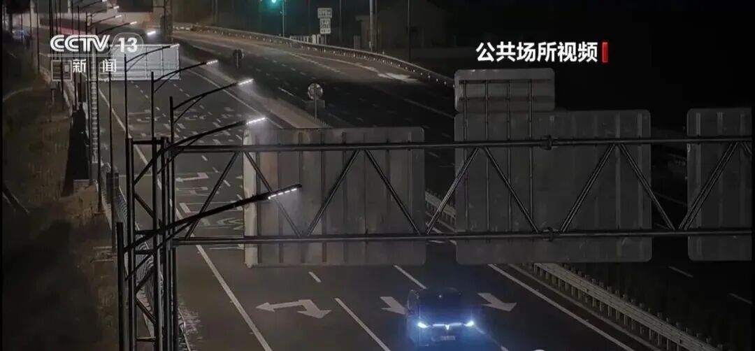 男子饭局喝一斤白酒后开智驾返程,车子停在高速公路中间车道人已昏睡…… 男子饭局喝一斤白酒后开智驾返程,车子停在高速公路中间车道人已昏睡……