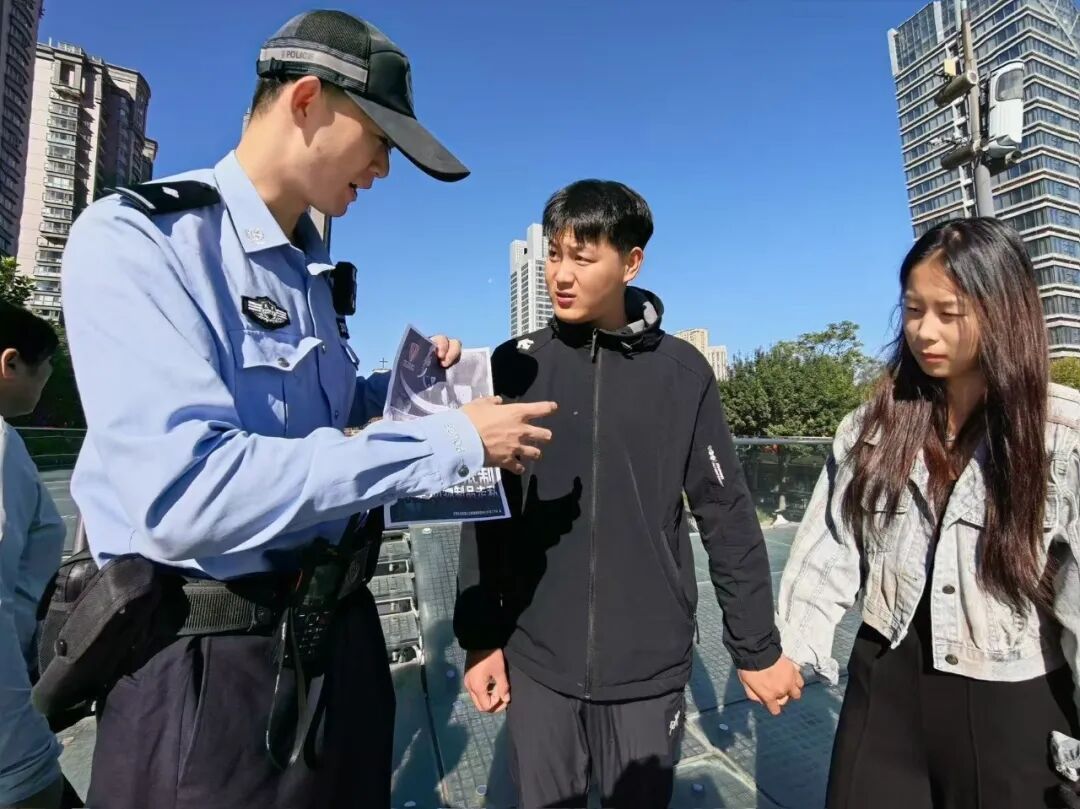 惊险 | 30秒，包丢了，游客急哭了！没点“帧”功夫，还真不行！