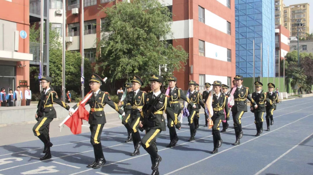 26岁小伙在校园训练国旗班,当事人:我想让这帮孩子明白什么是真正的挺拔 26岁小伙在校园训练国旗班,当事人:我想让这帮孩子明白什么是真正的挺拔