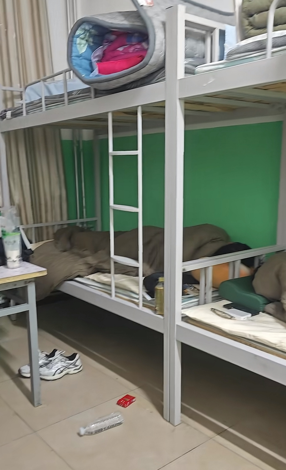 十一期间祁连县游客爆满，有人免费住进学生宿舍，教育局：游客素质高，离开还打扫卫生