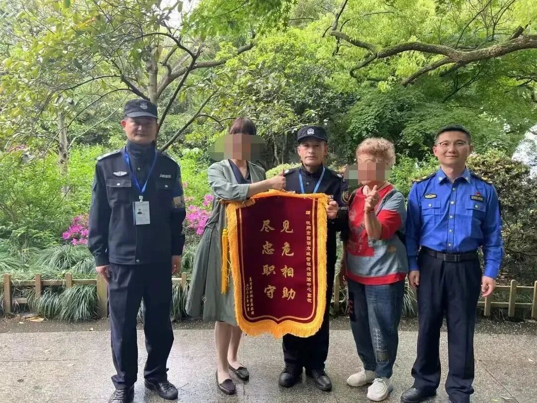 小伙穿玩偶服游西湖,保安大叔一句“浙普”爆火,网友:杭州我真有点爱上你了 小伙穿玩偶服游西湖,保安大叔一句“浙普”爆火,网友:杭州我真有点爱上你了