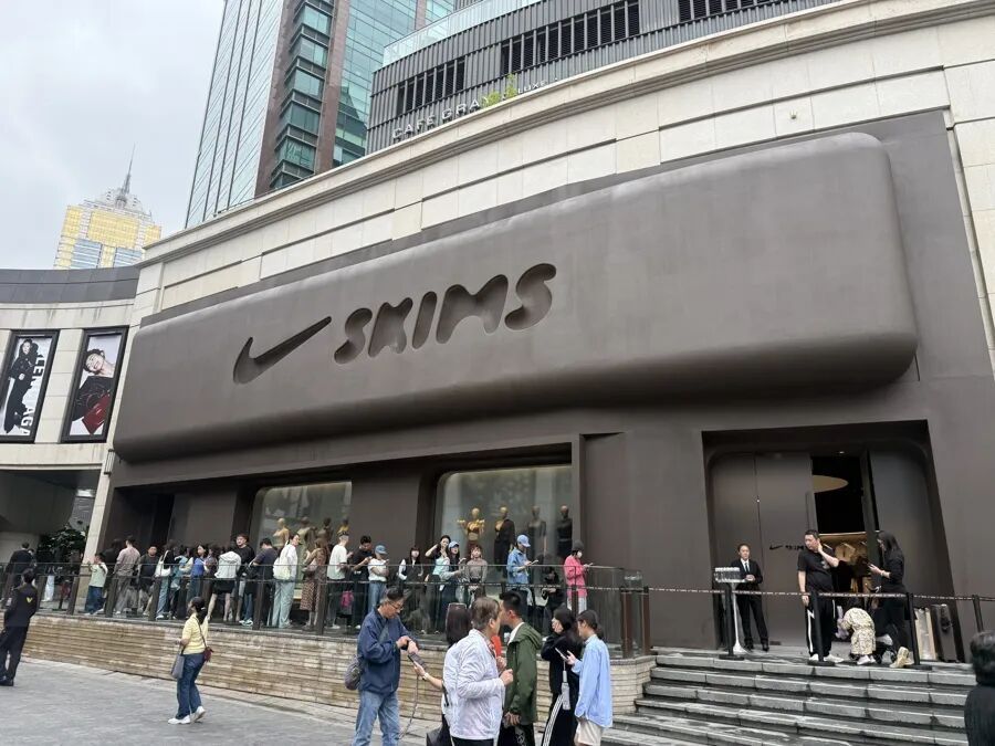 上海又又又排队!印尼一家四口5分钟清空两层货架;新店排队2小时入场,“懂经”的直奔试衣间 上海又又又排队!印尼一家四口5分钟清空两层货架;新店排队2小时入场,“懂经”的直奔试衣间