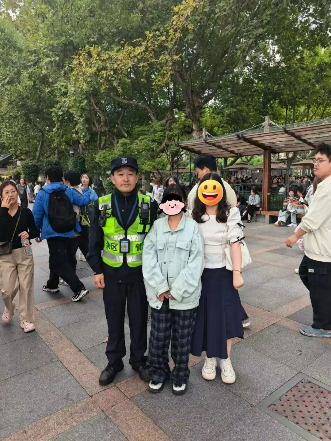 小伙穿玩偶服游西湖,保安大叔一句“浙普”爆火,网友:杭州我真有点爱上你了 小伙穿玩偶服游西湖,保安大叔一句“浙普”爆火,网友:杭州我真有点爱上你了