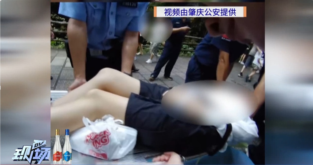 国庆假期一女子爬山扭伤腿部，民警、安保人员化身“搬运工”