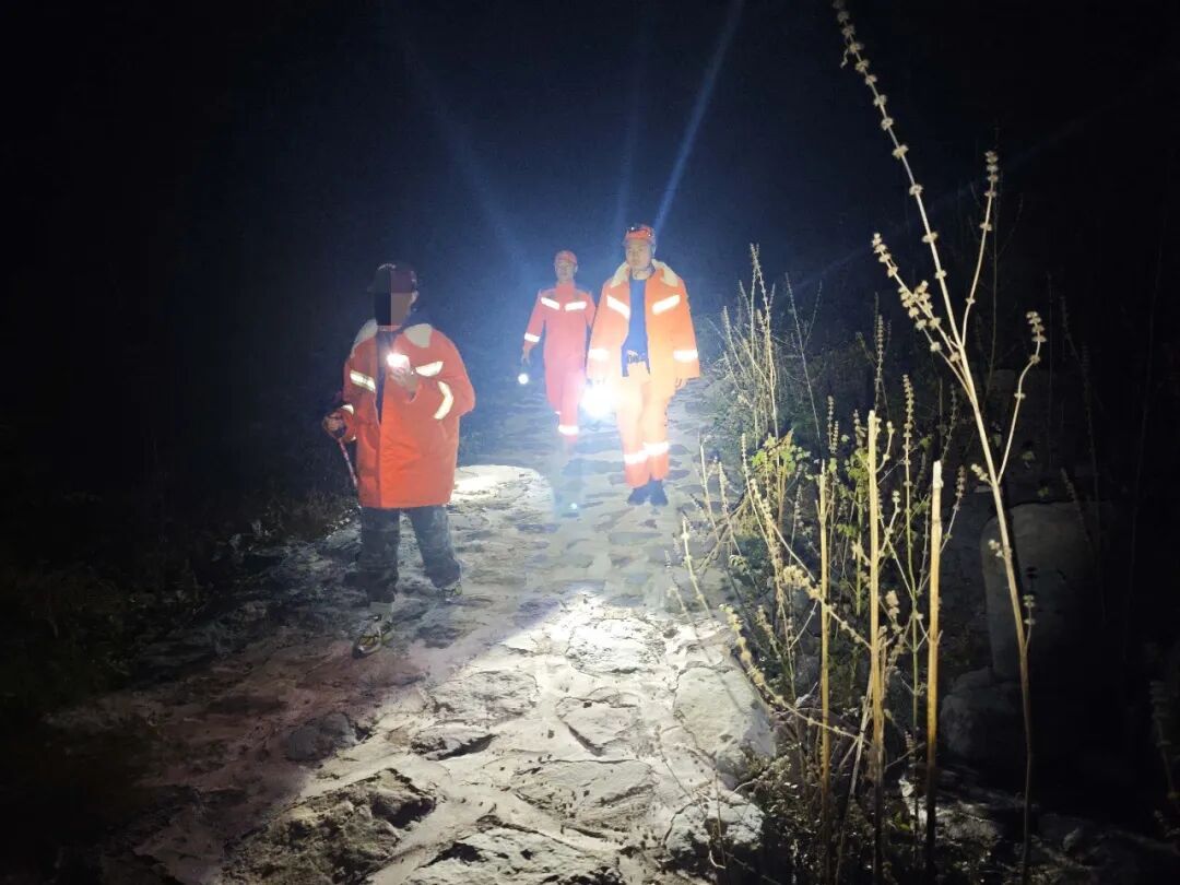 一家三口徒步“老龙窝”迷路被困 门头沟消防连夜成功营救 一家三口徒步“老龙窝”迷路被困 门头沟消防连夜成功营救