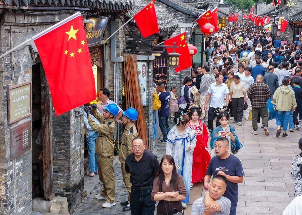 假日里，那些不曾停歇的身影