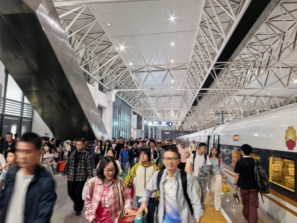 长三角铁路今迎返程客流高峰：预计发送390万人次，动态调整票额分配