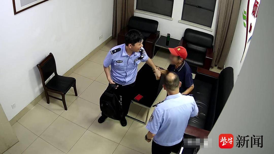“社牛”老奶奶迷路进派出所,反客为主开启"茶话会"模式 “社牛”老奶奶迷路进派出所,反客为主开启"茶话会"模式