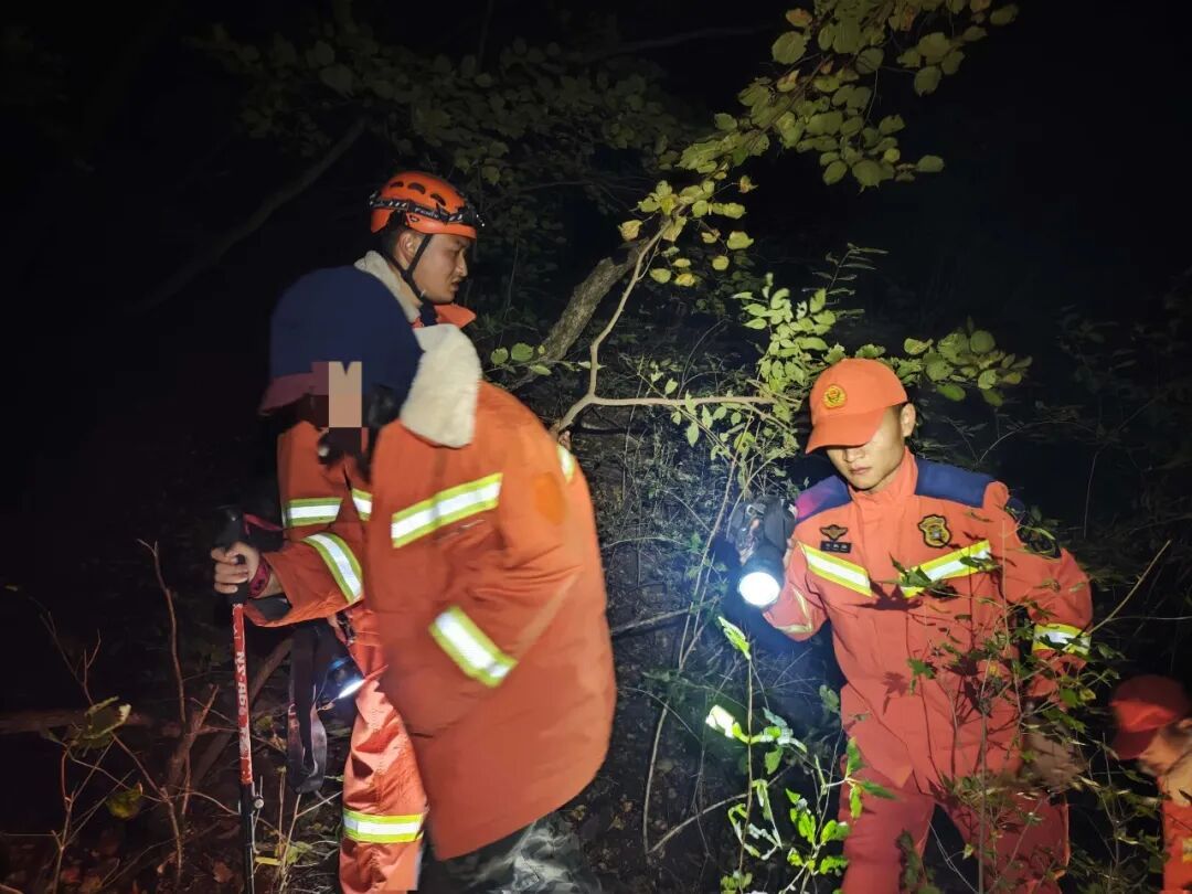 一家三口徒步“老龙窝”迷路被困 门头沟消防连夜成功营救 一家三口徒步“老龙窝”迷路被困 门头沟消防连夜成功营救