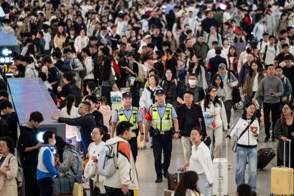 假日里，那些不曾停歇的身影