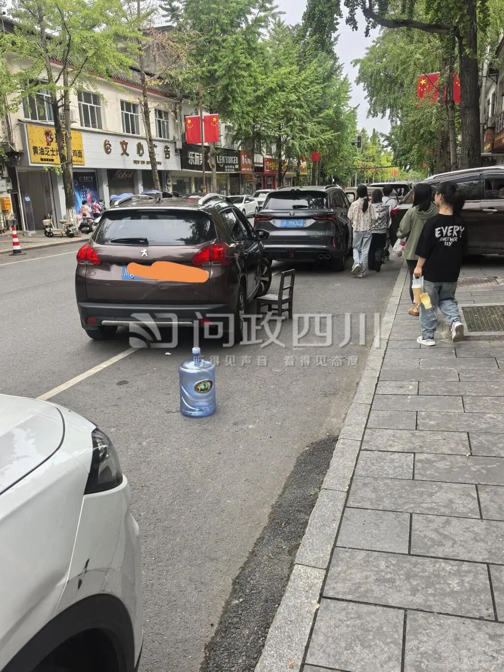 游客称成都街子古镇街道被商家占用收停车费,镇政府:已批评 游客称成都街子古镇街道被商家占用收停车费,镇政府:已批评