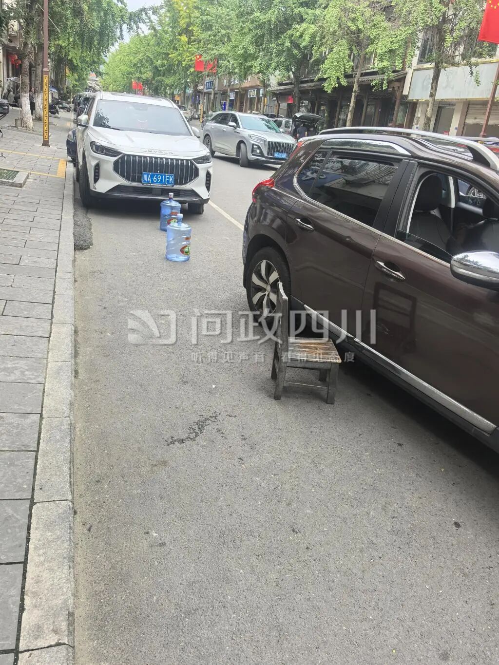 游客称成都街子古镇街道被商家占用收停车费,镇政府:已批评 游客称成都街子古镇街道被商家占用收停车费,镇政府:已批评