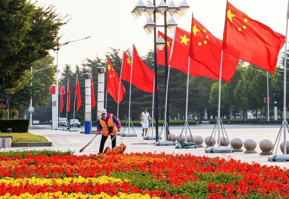假日里，那些不曾停歇的身影