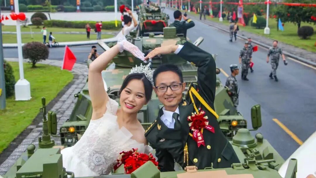 “一个在天上飞，一个在地上守”，少校飞行员嫁给陆航上尉！战友：怎么追到的？